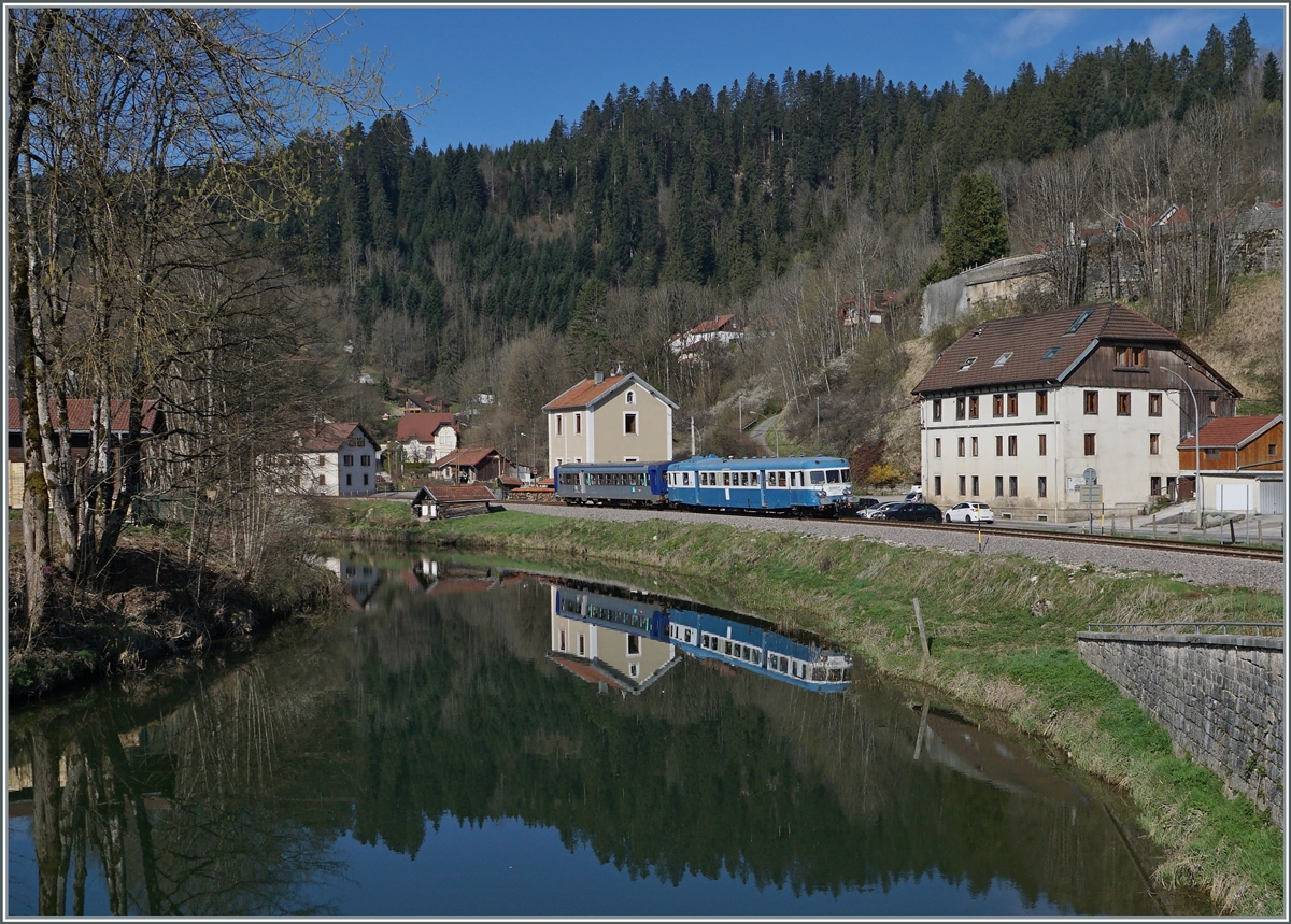 Der  Assosiation l'autrail X2800 du Haut Doubs  X 2816 mit Beiwagen erreicht im Rahmen einer Ostersonderfahrt in Kürze sein Ziel Morteau und spiegelt sich im Doubs. 

16. April 2022 