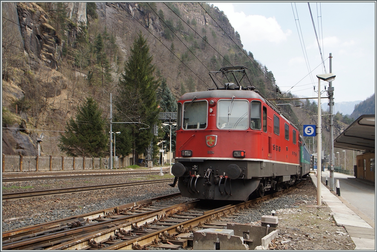 Der Autozug mit der Schublok Re 4/4 II 11134 ist in Iselle di Tasquera eingetroffen.
11. April 2015