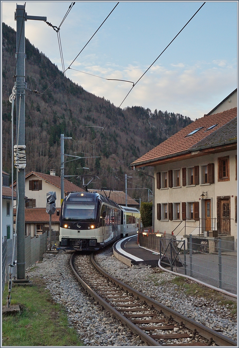 Der Bahnhof Montbovon, welcher der TPF gehört wird zur Zeit grundlegend umgebaut und so ist die MOB nun zu ihrem eigenen  Bahnhof  in Montbovon gekommen,  wenn auch nur für zwei Monate und mit einem  weichenlosen Spurplan. An besagtem  Bahnhof wartet der MOB Alpina ABe 4/4 9304 auf den SEV-BUS von Château d'Oex.
2. April 2018