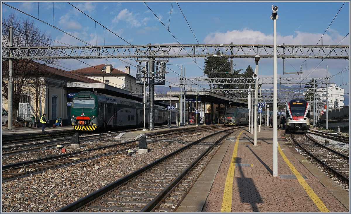 Der Bahnhof Varese von Süden her mit einem Ale 711 nach Treviglio, einem ETR 245 nach Porto Ceresio und einem SBB TILO RABe 524 nach Belinzona.
16. Jan. 2018