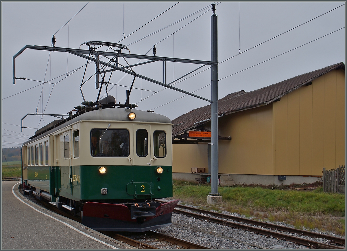 Der BAM BCFe 4/4 N° 2 wartet in Apples als Regelzug 10 auf die Abfahrt nach L'Isle Mont la Ville. 
24. Okt. 2015