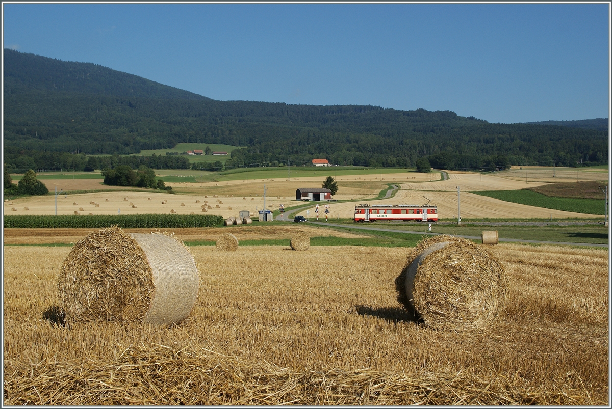 Der BAM (MBC) Be 4/4 N° 15 noch im  YSteC-Rot  als Regionalzug 13 nach Apples kurz nach L'Isle Mont la Ville.
Die BAM hat trotzt zunehmendem Bevölkerungszuwachs entlang der Strecke eine untypisch  dünnen  Fahrplan, so wird der (Neben)-Streckenast Apples - L'Isle Mont la Ville tagsüber nur im zwei Stunden Takt bedient.
15. August 2013
