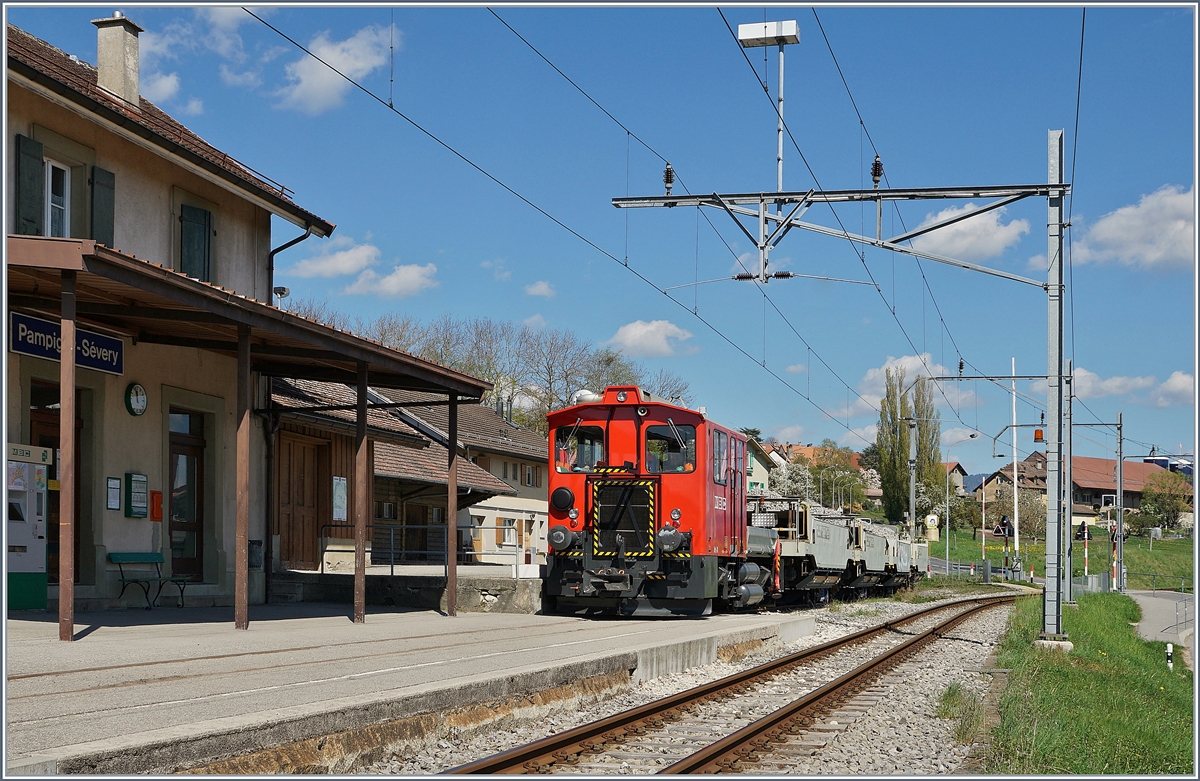 Der BAM  MBC Tm 41 steht mit einigen Schotterwagen in Pampigny-Sévery. 

10. April 2020
