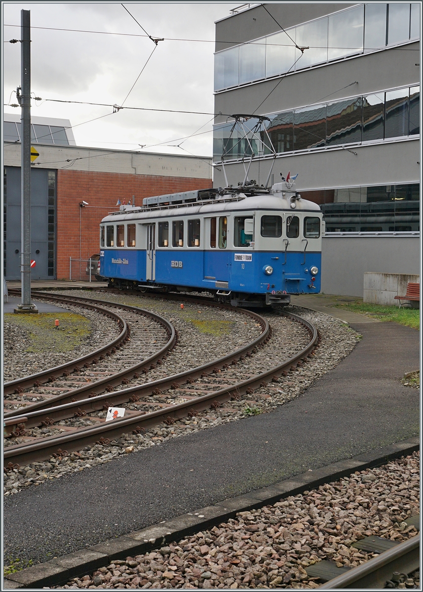 Der BD (Bremgarten-Dietikon Ban) BDe 4/4 10 wurde im Jahre 1928 in Betrieb genommen. Gebaut hat dieser Triebwagen die Schweizerischen Wagonfabrik in Schlieren und die Maschinenfabrik Oerlikon, beide Werke sind nicht weit von der Bremgarten Dietikon Bahn entfernt im Limmattal bzw. bei Zürich. Der 16.22 Meter lange, 32 Tonnen schwere und 45 Km/h schnelle Triebwagen stand mit seinem Schwesterfahrzeug BDe 4/4 11 bis 1986 bei der BD im Einsatz. Während der BDe 4/4 11 mittlerweile ausrangiert wurde, konnte der BDe 4/4 10 zum Gesellschaftswagen umgebaut werden. Der heute als  Mutschälle-Zähni  im Sonderzug Einsatz stehende Triebwagen bietet in vielerlei Hinsicht einen geschätzten Beitrag im exklusiven Nostalgieverkehr und einen interessanten Gegensatz zum Planverkehr. Heute wartet das  Mutschälle-Zähni  auf den Einsatz als  Fondue-Tram  im Rahmen des bekannten Weihnachtsmarkts von Bremgarten. (Fotostandpunkt: auf dem Bahnsteig)

6. Dezember 2024