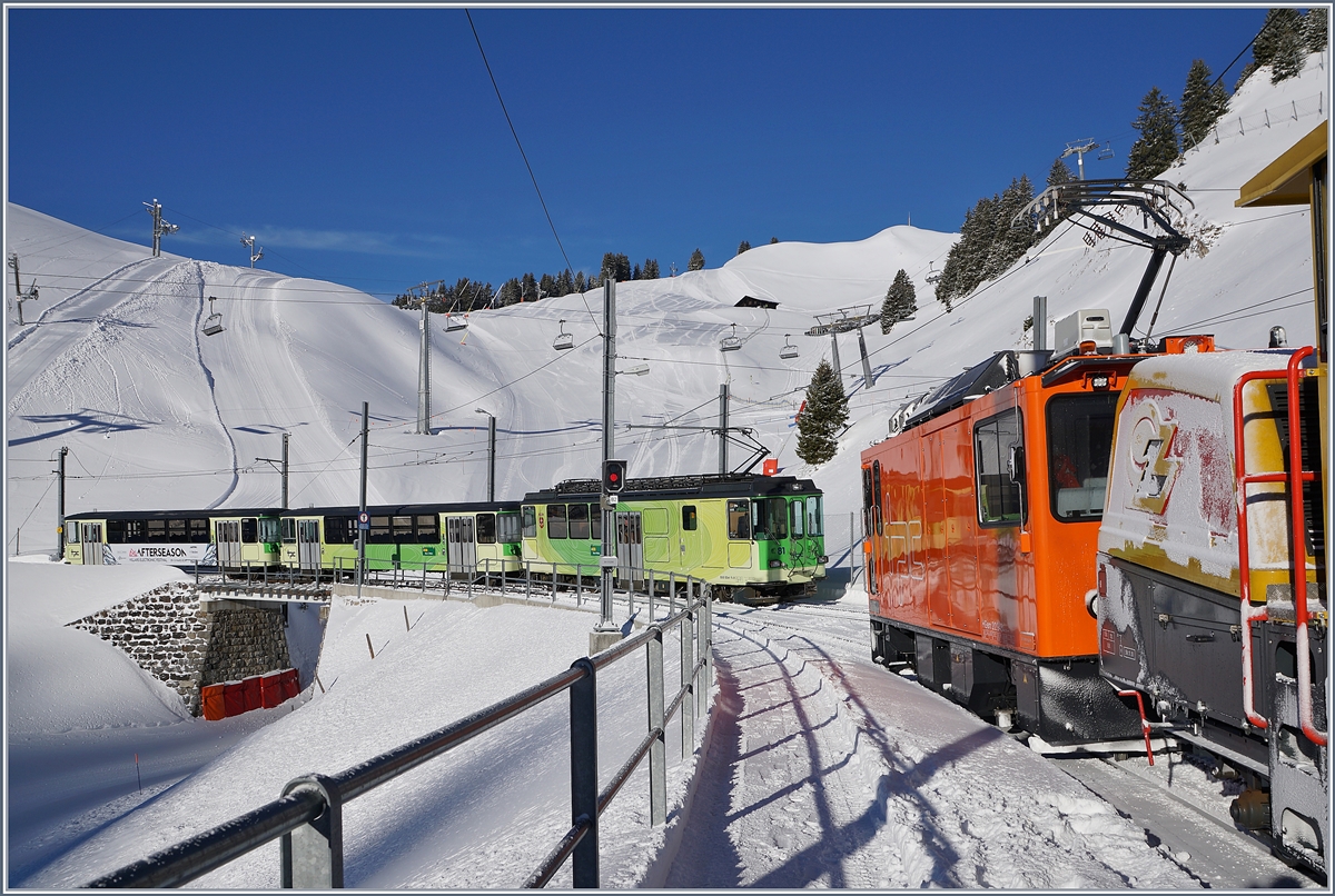 Der BDeh 4/4 81 verlässt mit seinem Zug den Bahnhof von Col de Bretaye während die TPC HGem 2/2 943 mit ihrer Schneefräse auf das freie Gleis wartet.

12. März 2019