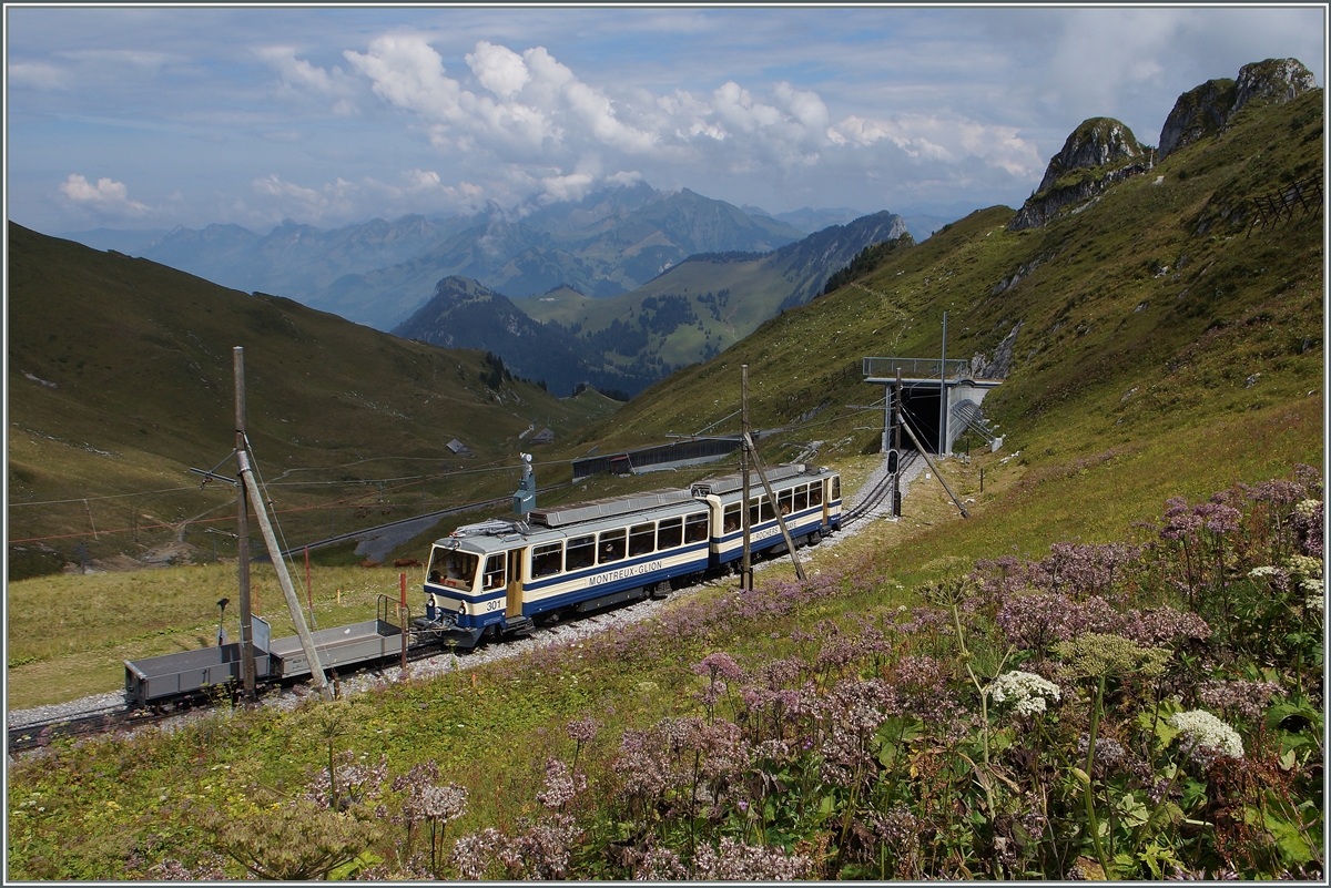 Der Beh 4/8 301 erreicht in Kürze die Gipfelstation Rochers de Naye. 
4. Sept. 2014