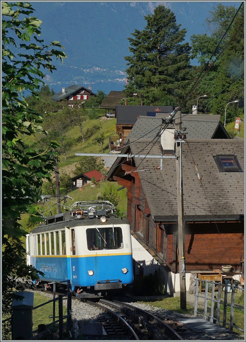 Der Bhe 2/4 auf der Fahrt Richtung Rochers de Naye oberhalb von Caux. 
Das Bild entstand aus dem vorausfahrenden Zug.
28. Juni 2016