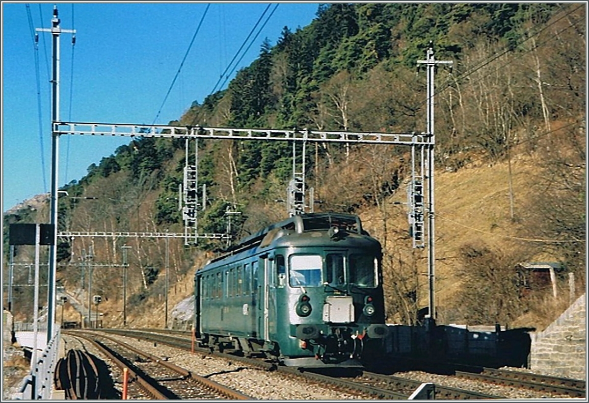 Der BLS Be 4/4 im Plandienst im Regionalverkehr auf der Lötschberg Südrampe, verlässt Hohtenn. 
Feb. 1996