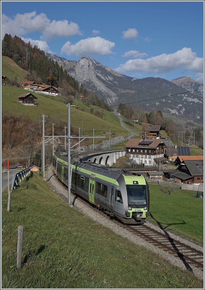 Der BLS RABe 535 110  Lötschberger als RE von Zweisimmen nach Bern  bei Garstatt.

9. Nov. 2020