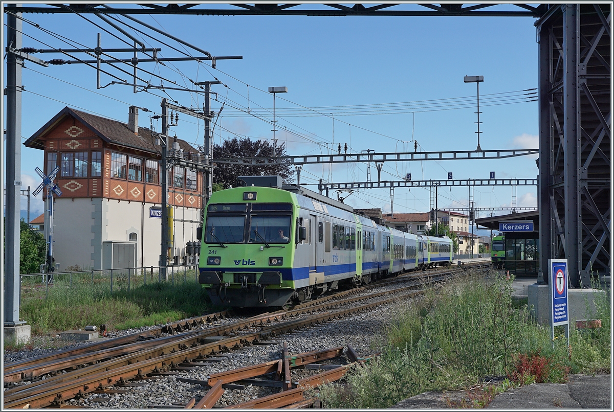 Der BLS Regionalzug Lyss - Bern (via Kerzers) verlässt Kerzers. 

6. Juni 2021