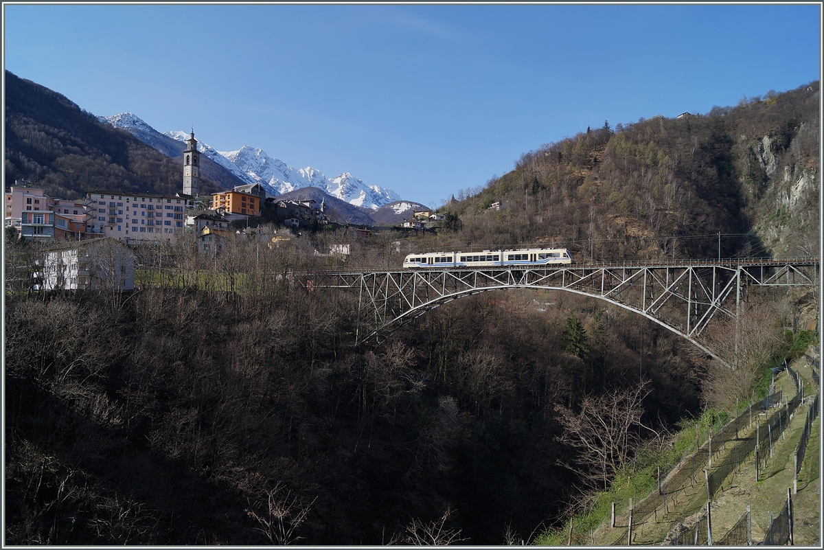Der  Centovalli-Express  Domodossola - Locarno auf der 132 Meter langen Isorno Brücke bei Intragna. 
20. März 2014