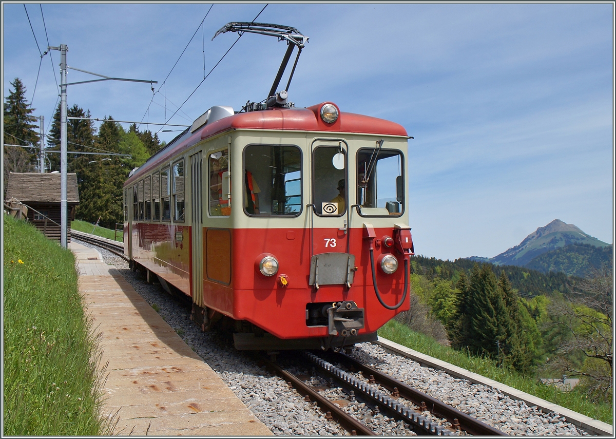 Der CEV BDeh 2/4 73 als Schülerzug Lally - Blonay kurz nach der Abfahrt in Lally.
11. Mai 2015
