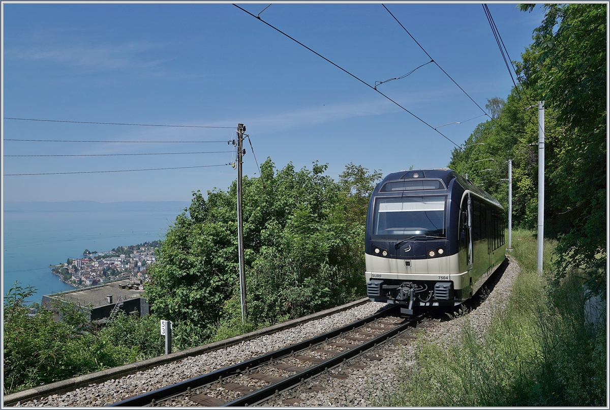 Der CEV MVR ABeh 2/6 7504  VEVEY  erreicht in Kürze sein Ziel Sonzier und von dieser Fotostelle bietet sich ein herrliches Panorama auf den Genfer See. 

9. Mai 2020