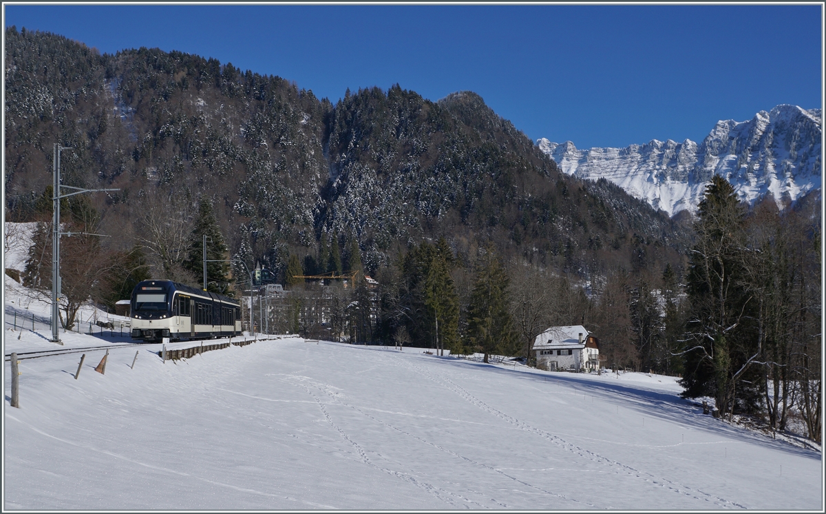 Der CEV MVR ABeh 2/6 7505 hat Les Avants verlassen und ist nun als Regionalzug auf dem Weg nach Montreux.

11. Jan. 2022