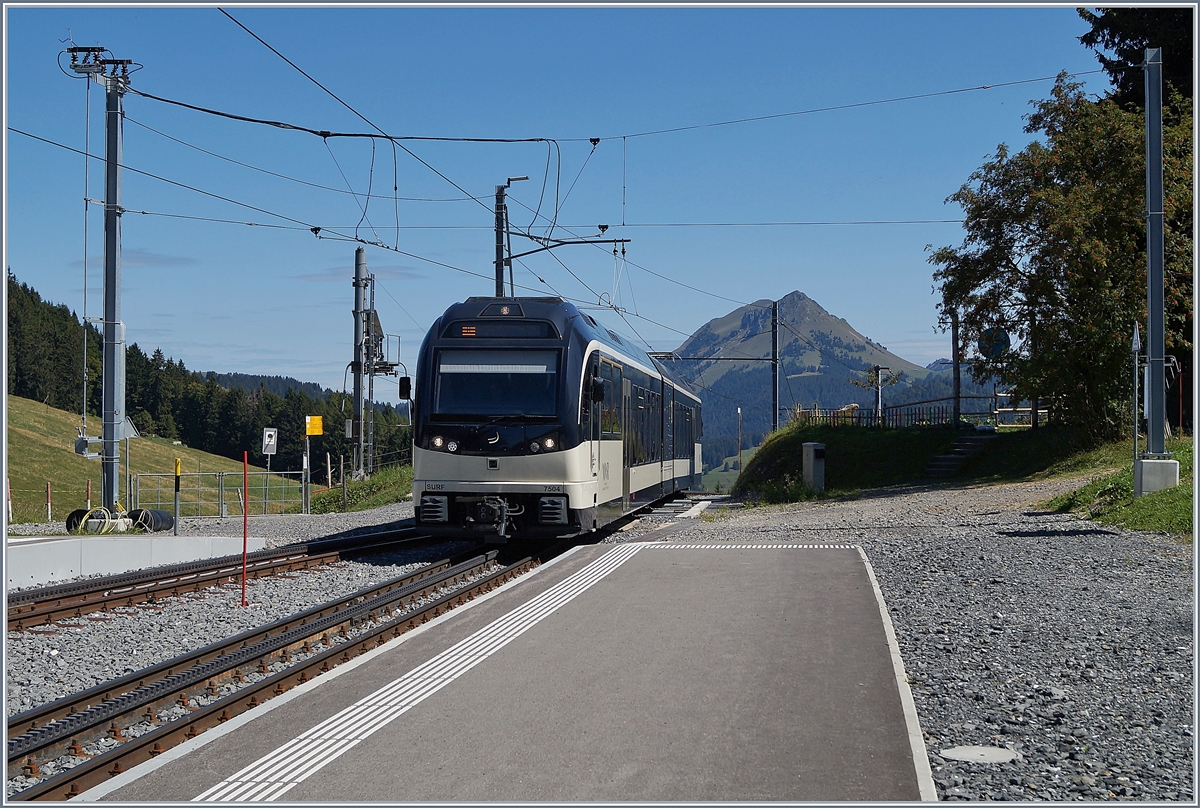 Der CEV MVR GTW ABeh 2/6 7504 Vevey erreicht sein Ziel, die Station Les Pleiades.
27. August 2018
