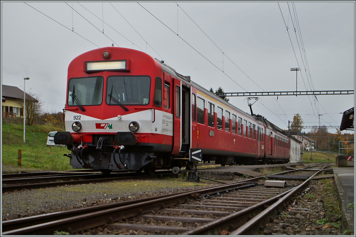 Der CJ Regionalzug 26452 bestehend aus Bt 50 85 80 35 922-4 und RBDe 4/4 (94 85 7 566 22-6) ist in Bonfol eingetroffen.
17. Nov. 2014