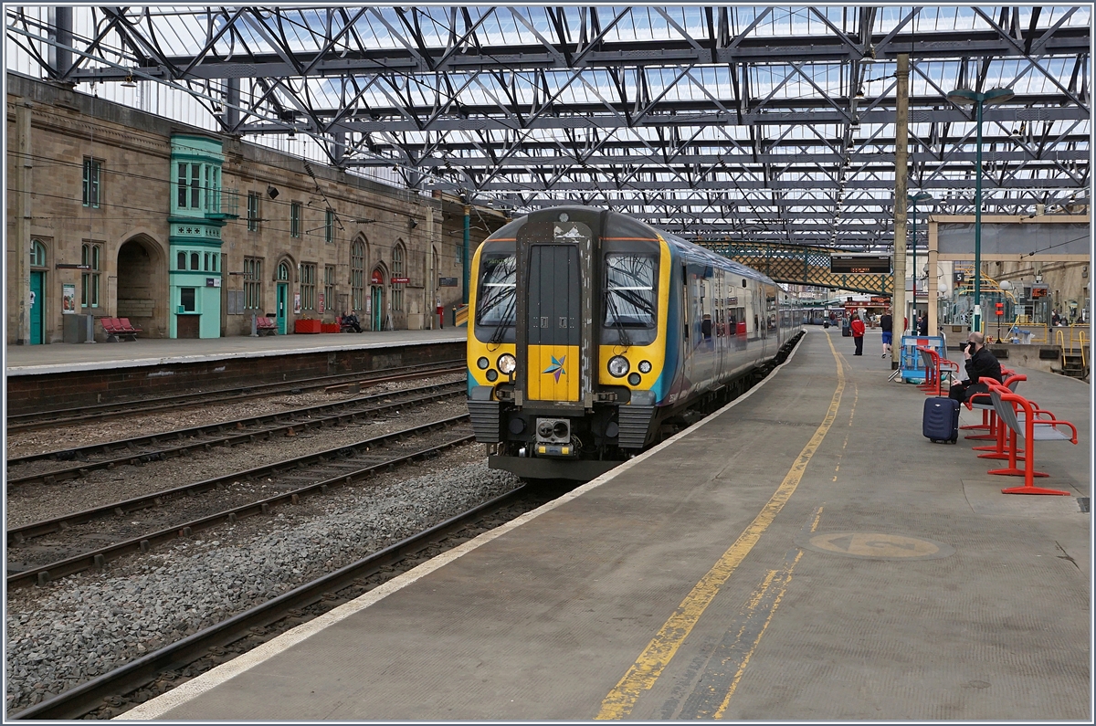 Der Class 350 (350 408) Triebzug beim Halt in Carlisle. 

24. April 2018