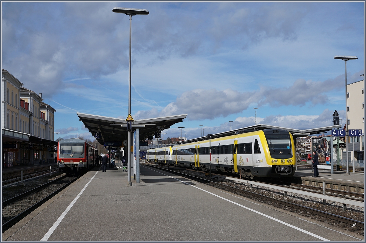 Der DB 612 571 und ein weiterer als RE nach Aulendorf beim Halt in Friedrichshafen Stadtbahnhof. 

16. März 2019