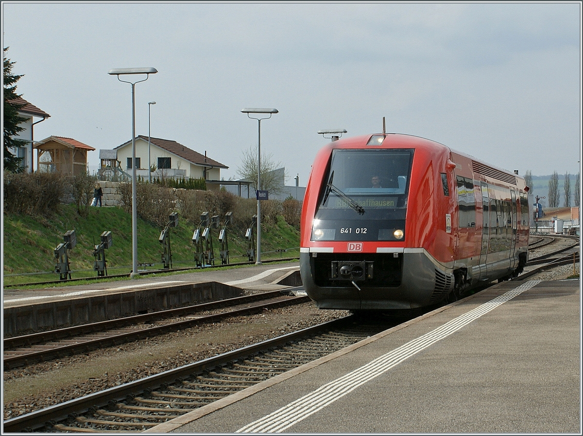 Der DB 641 012 als RB auf dem Weg nach Schaffhausen erreicht Neunkirch.

8. April 2010