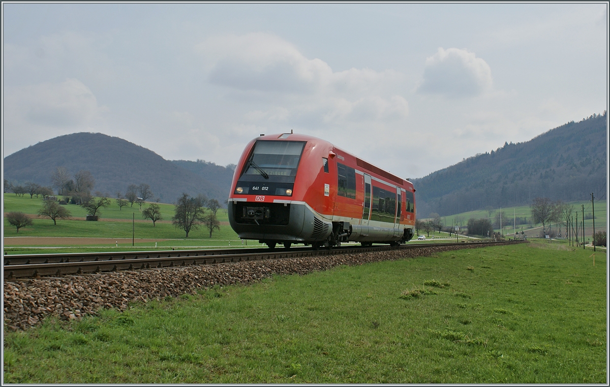Der DB 641 012 ist bei Neunkirch auf der eingeleisigen Strecken durchs Klettgau bei Kilometer 352.4 auf dem Weg nach Erzingen (Baden) unterwegs. 

8. April 2010 