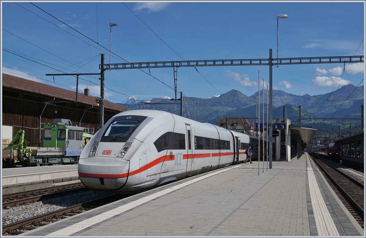Der DB ICE 4 9019 als ICE 376 auf dem Weg von Interlaken Ost nach Frankfurt (Main) Hbf beim Halt in Spiez. 

19. August 2020