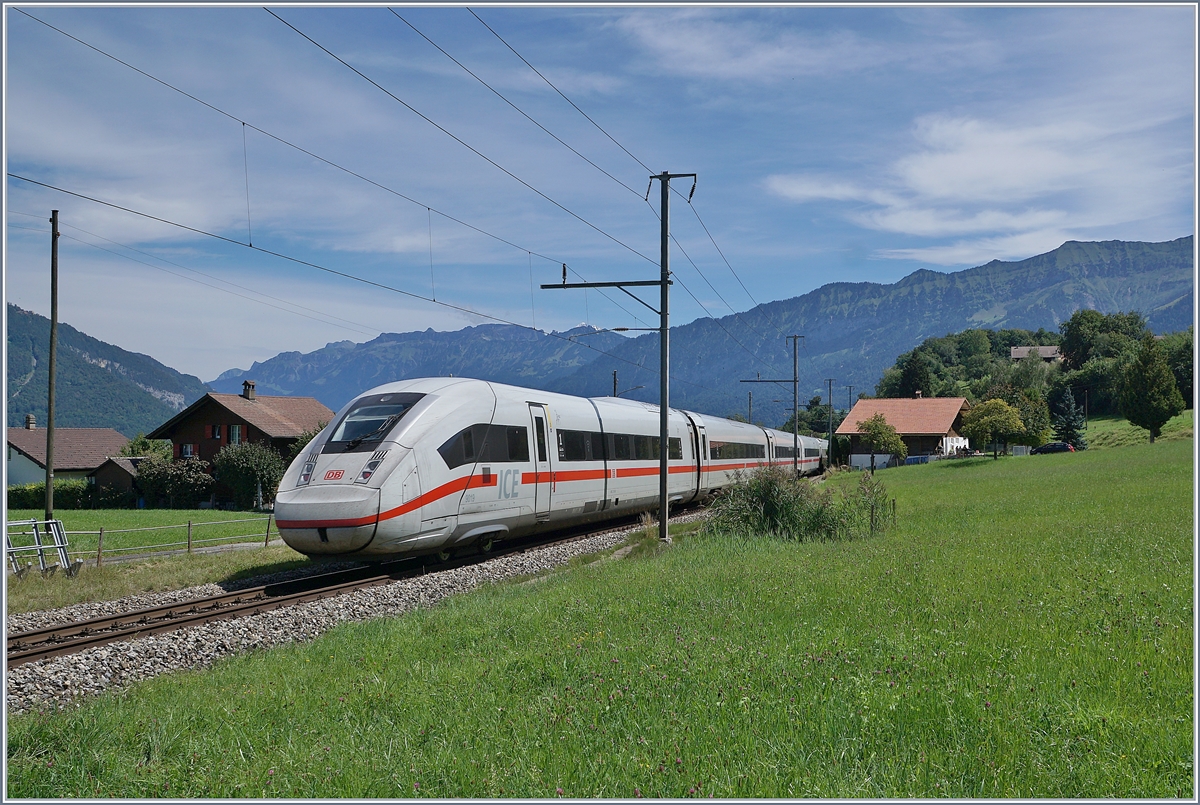Der DB ICE 4 9019 als ICE 275 auf dem Weg von Berlin Ostbahnhof nach Interlaken Ost in Faulensee. 

19. August 2020