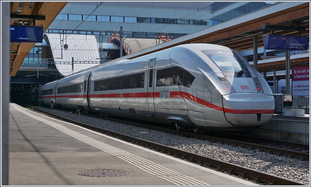 Der DB ICE 4 9035 UIC 93 80 5812 035-4 D-DB) auf der Fahrt von Interlaken Ost nach Berlin Ostbahnhof als ICE 278 ändert in Bern die Fahrtrichtung und wartet nun auf die Abfahrt.

10. August 2020