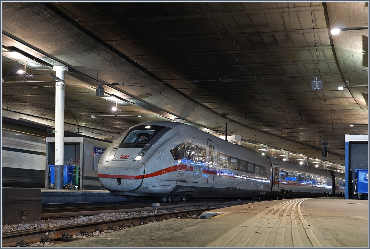 Der DB ICE 4 9035 UIC 93 80 5812 035-4 D-DB) auf der Fahrt von Interlaken Ost nach Berlin Ostbahnhof als ICE 278 ändert in Bern die Fahrtrichtung und wartet nun auf die Abfahrt.

10. August 2020