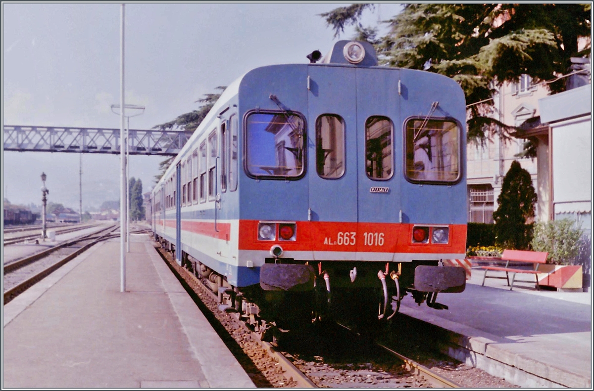 Der Dieseltriebwagen Aln 663 1016 und ein weiterer stehen in Aosta. 

ein Analog Bild vom September 1985
