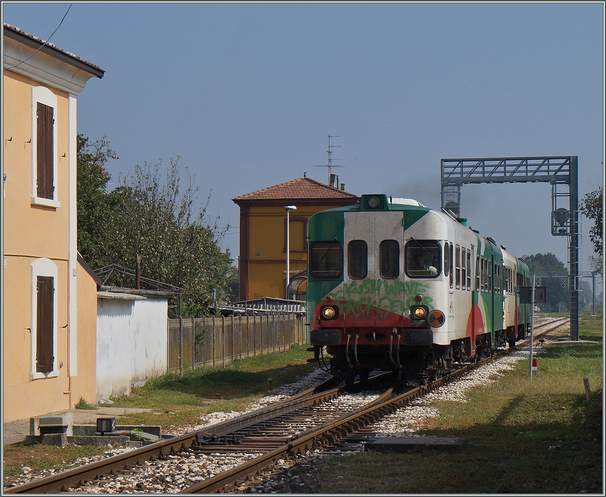 Der Dieseltriebwagen Aln 668 014 verlässt Brescello Richutung Parma.
22. Sept. 2014