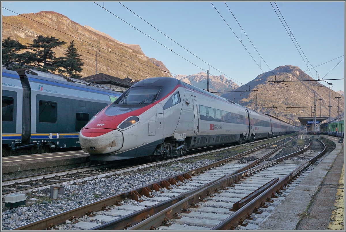 Der EC 51 von Basel nach Milano Centrale besteht aus einem SBB ETR 610 und kaum zu erkennen einem FS ETR 610, hier beim Halt in Domodossola.

28. Okt. 2021