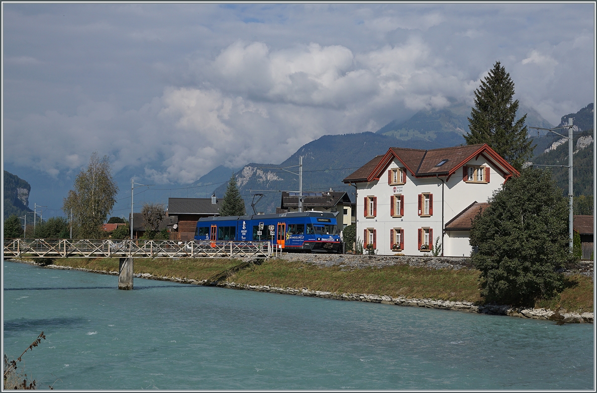 Der ehemalige CEV MVR Be 2/6 7004  Montreux  zeigt sich bei der MIB als Be 2/6 13 und dies in einem sehr gefälligen blauen Farbkleid. Im Bild ist der MIB Be 2/6 13 bei der Abfahrt  bei der Haltestelle Aareschlucht West zu sehen.

22. September 2020