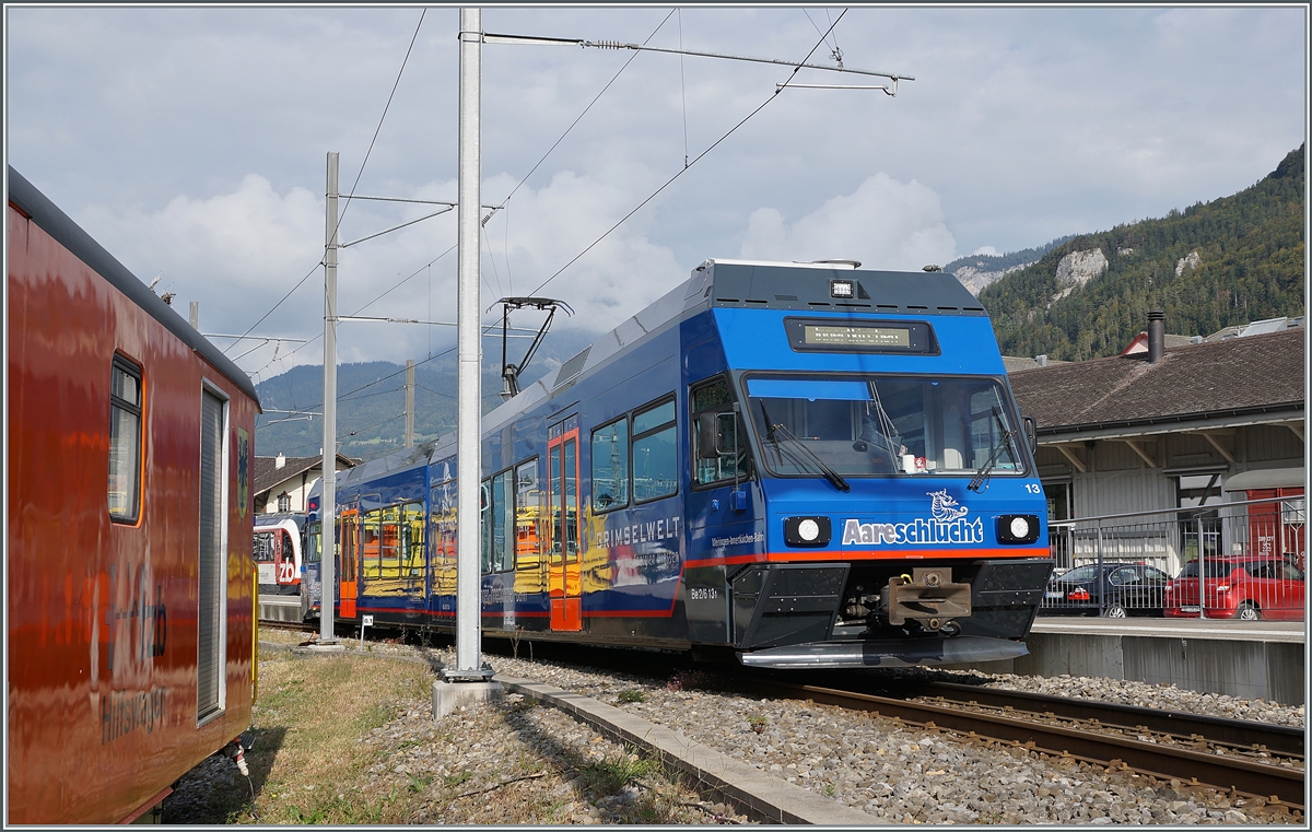 Der ehemalige CEV MVR Be 2/6 7004  Montreux  fährt bei der MIB als Be 2/6 13 und dies in einem sehr gefälligen blauen Farbkleid, was jedoch nicht darüber hinweg half, dass der Zug in Meiringen recht ungeschickt stand, um in einigermassen fotografieren zu können.

22. September 2020