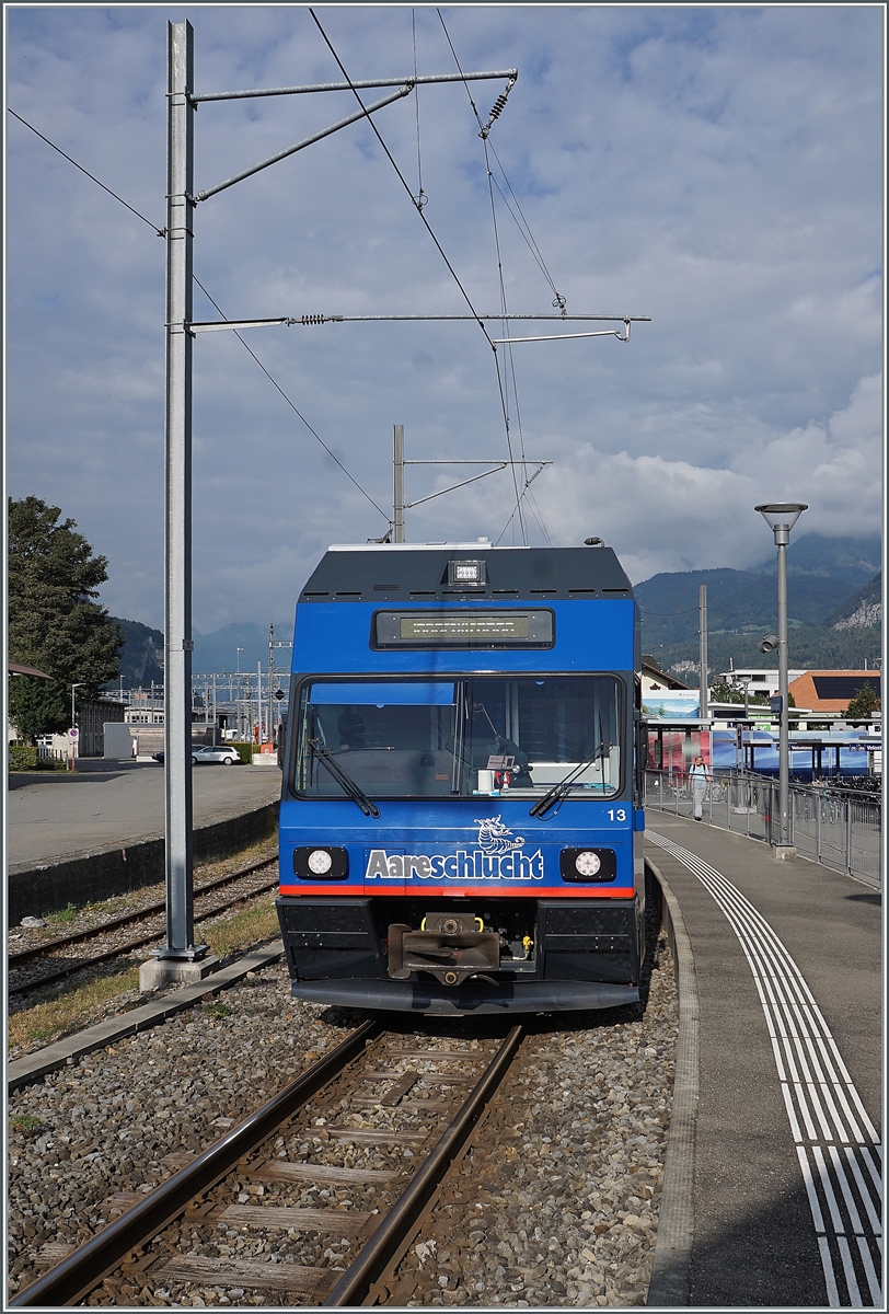Der ehemalige CEV MVR Be 2/6 7004  Montreux  fährt bei der MIB als Be 2/6 13 und dies in einem sehr gefälligen blauen Farbkleid, was jedoch nicht darüber hinweg half, dass der Zug in Meiringen recht ungeschickt stand, um in einigermassen fotografieren zu können. 22. September 2020