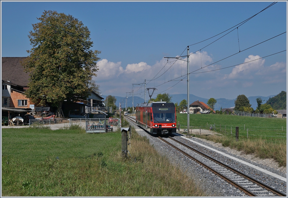 Der ehemalige CEV MVR GTW Be 2/6 7001 ist jetzt als Be 2/6 511 bei der asm in Einsatz und wurde vor kurzem vom Seeland in den Oberaargau transportiert um auf der Stecke Langenthal - St. Urban einen defekten Be 4/8 zu ersetzen. Im Bild erreicht der Be 2/6 von Langenthal kommend in Kürze den Halt St. Urban. 

12. September 2020