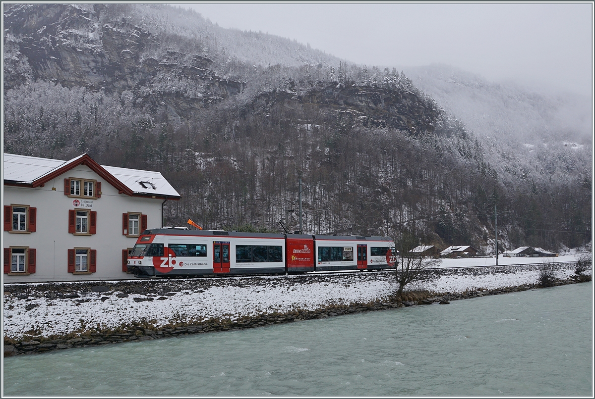Der ehemalige CEV MVR GTW Be 2/6 7004  Montreux  ist nun bei der Zentralbahn und somit quasi bei der SBB als Be 125 013 (90 85 847 0013-6) im Einsatz und erreicht von Innertkirchen kommend in Kürze die Station Aareschucht West. 

15. März 2020