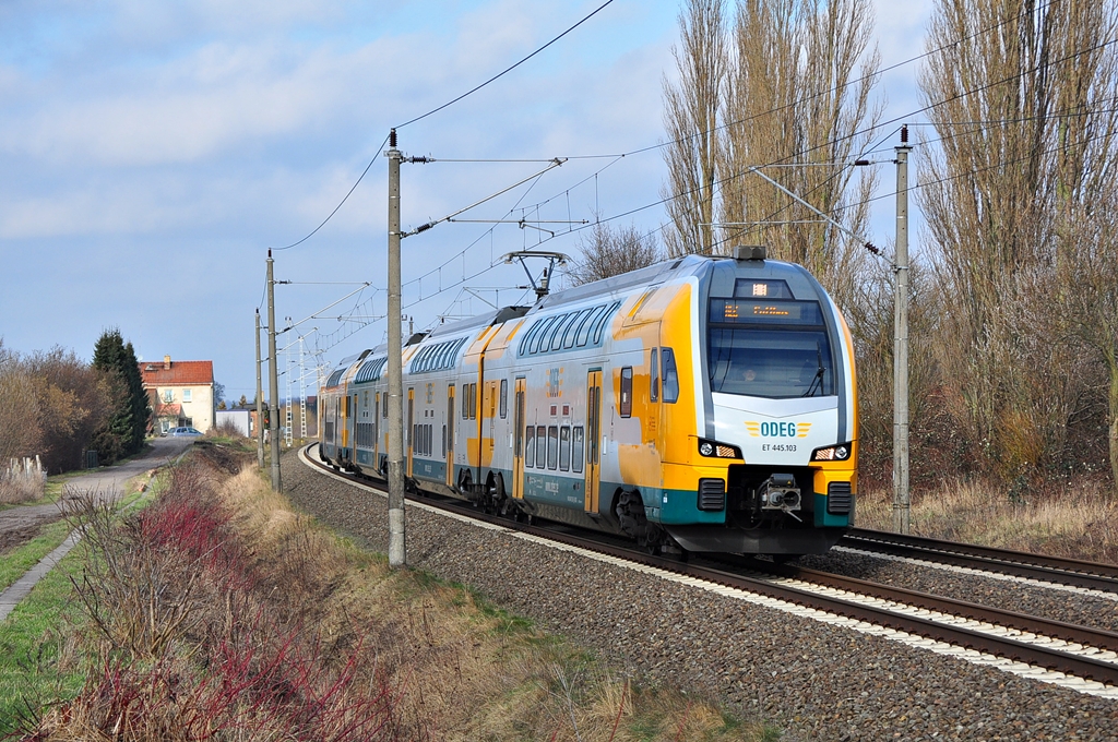 Der ET 445.103 der ODEG rauscht als RE 83974(Wismar-Cottbus) durch Schwerin-Medewege seinem nächsten Halt Schwerin hbf entgegen.