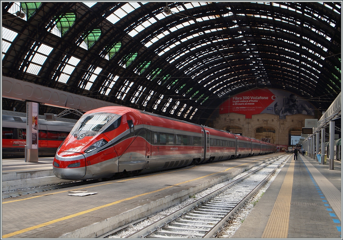 Der ETR 400  Frecciarossa 1000  wartet als FR 9631 von Torino P.N. nach Roma Termini in Milano auf die Abfahrt.
22. Juni 2015