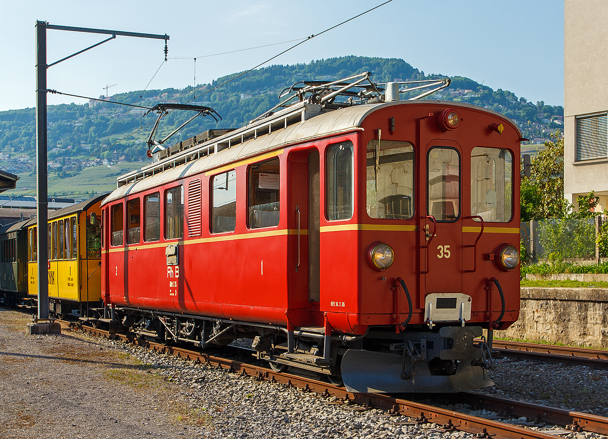 Der ex RhB Triebwagen ABe 4/4 I 35 der Museumsbahn Blonay–Chamby steht am 26.05.2012 mit 3 angehängten Wagen im Bahnhof Vevey.

Der Triebwagen wurde 1908 Ursprünglich als BCe 4/4 10 von SIG / Alioth für die Berninabahn (BB) gebaut, 1943 übernahm die Rhätischen Bahn (RhB) die Berninabahn und ließ ihn 1949 in den heutigen ABe 4/4I Nr. 35 umbauen. 
Insgesamt 17 Triebwagen wurden von der RhB in den Jahren 1946–1953 aus Fahrzeugen der Baujahre 1908–1911 umgebaut, davon 8 Triebwagen zu den ABe 4/4 I 30 bis 37 (bis 1956 BCe 4/4), sowie einer zum ABDe 4/4 38 (bis 1656 BCFe bzw. bis 1961 ABFe 4/4). Diese neun Triebwagen erhielten auch eine neue elektrische Ausrüstung, wobei sich die Leistung auf 395 kW erhöhte, bei den späteren Umbauten sogar auf 440 kW. Damit konnte die zulässige Anhängelast auf 40 t verdoppelt und die Höchstgeschwindigkeit von 45 km/h auf 55 km/h erhöht werden. 

Die ebenfalls während des Zweiten Weltkriegs mit der Rhätischen Bahn fusionierte Chur-Arosa-Bahn hatte lediglich sechs Triebwagen, was für den wachsenden Wintersportverkehr ungenügend war. Da bei der Berninabahn die Verkehrsspitze im Sommer lag, war es möglich, im Winter jeweils einige Triebwagen nach Chur abzugeben. Zu diesem Zweck baute die RhB 1946 / 47 die Triebwagen 31 bis 34 zu Zweispannungsfahrzeugen um, 1953 folgte noch der Triebwagen 30.

Die weiteren modernisierten Fahrzeuge 35 bis 38 erhielten nur eine elektrische Ausrüstung für die Berninabahn und keinen Druckluftkompressor. Anstelle der SAAS-Hüpfer wurden MFO-Vielstufenkontroller eingebaut. Hingegen erlaubte der Verzicht auf die Zweispannungsausrüstung eine höhere Nennleistung von 440 kW.

Die restlichen acht Fahrzeuge behielten ihre alten Fahrmotoren und Nummern. Ihre Leistung konnte durch verbesserte Lüftung der Fahrmotoren auf 350 kW gesteigert werden.

Technische Daten (des ABe 4/4 I 35 nach Umbau):
Spurweite: 1.000 mm
Achsformel:  Bo'Bo'
Länge über Puffer: 13.930 mm
Drehzapfenabstand: 8.000 mm
Achsabstand im Drehgestell: 2.000 mm
Breite:  2.500 mm
Triebraddurchmesser: 850 mm
Dienstgewicht:  30 t
Höchstgeschwindigkeit:  55 km/h
Dauerleistung:  440 kW
Anfahrzugkraft:  102 kN
Stundenzugkraft:  56 kN bei 27,2 km/h
Anzahl Fahrmotoren: 4
Übersetzungsverhältnis: 	1 : 5,75
Stromsystem:  1 kV DC (Gleichstrom)
Sitzplätze:  12 in der 1. Klasse  und 31 in der 2. Klasse

