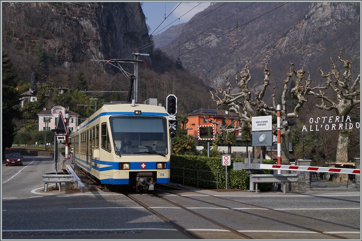 Der FART Regionalzug 317 erreicht Ponte Brolla. 
20. März 2014