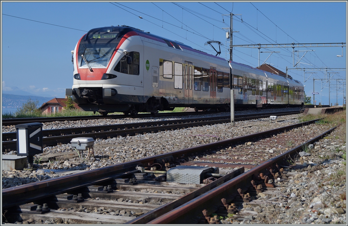 Der Flirt 523 024 erreicht als S2 nach Vallorbe Grandvaux.
23. April 2014