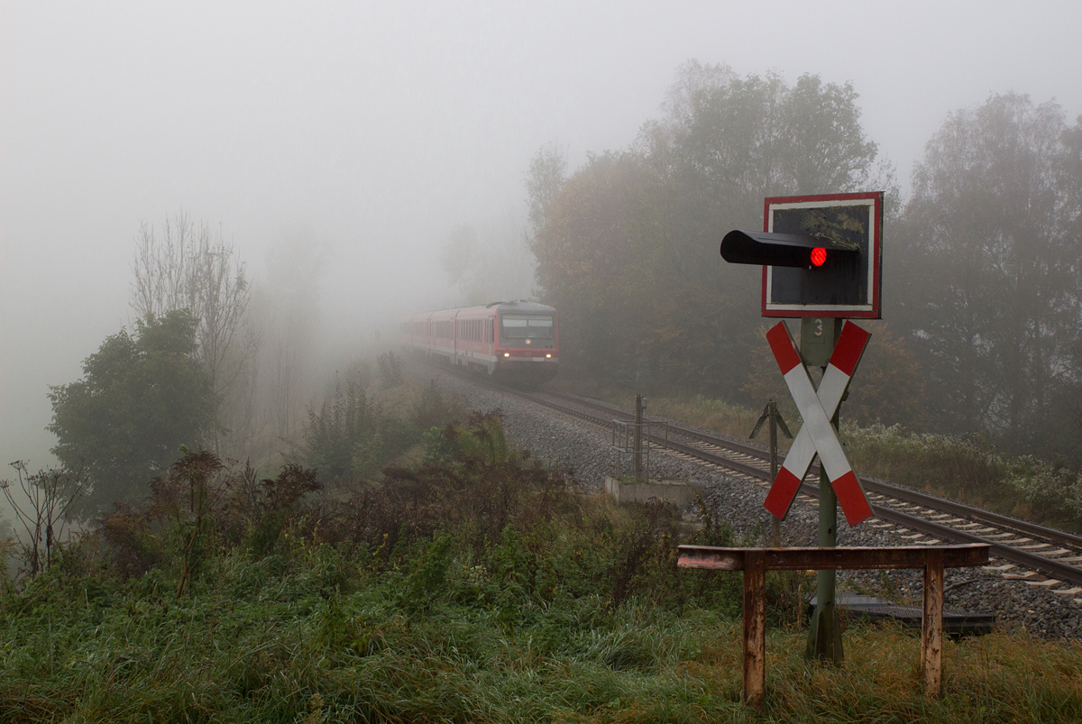 Der Frühnebel am 12.10.14 hielt sich hartnäckig, als 628 575-3 am Posten Dürnberg auf seinem Weg Richtung Mühldorf unterwegs war.