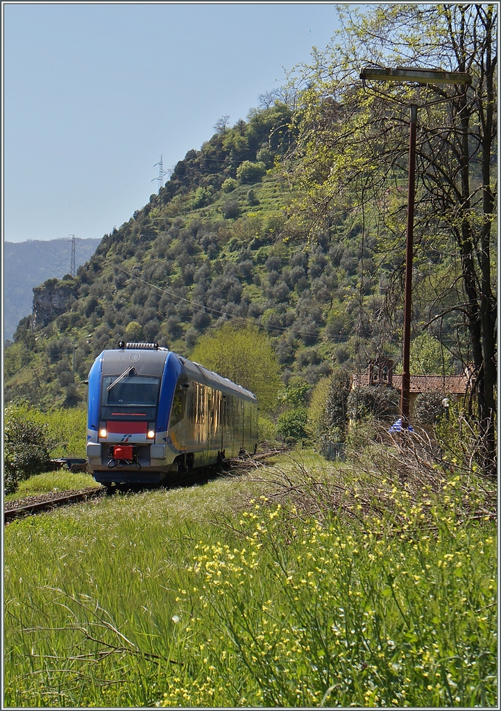 Der FS ATR 220 0024 erreicht als Regionalzug 6968 von Lucca nach Aulla Lunigiana den Halt Borgo a Mozzano.
Die Strecke (Pisa) - Luca - Aulla ist das erste Einsatzgebiet dieser Baurheie bei den FS/trenitalia. 
20. April 2015