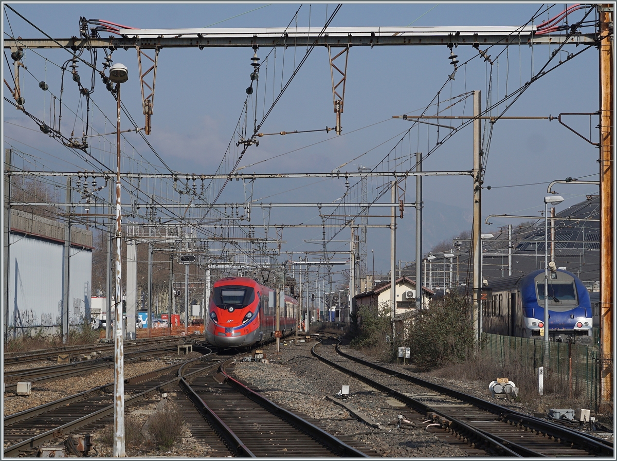 Der FS Trenitalia ETR 400 050 ist auf dem langen Weg von Milano Centrale nach Paris Gare de Lyon als FR 9292 unterwegs und verlässt nach einem kurzen Halt den Bahnhof von Chambéry-Challes-les-Eaux. 

22. März 2022