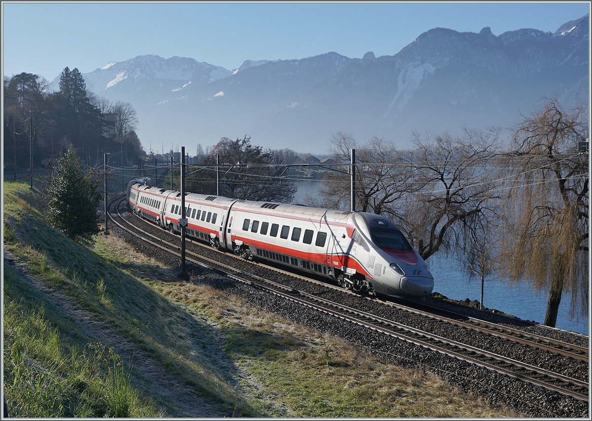 Der FS Trenitalia ETR 610 012 ist als EC 32 von Milano nach Genève unterwegs und passiert kurz nach Villeneuve das Château de Chillon. Diese Leistung wurde bis zum Fahrplanwechsel von einem SBB ETR 610 /RABe 503 gefahren. 

17. Januar 2022