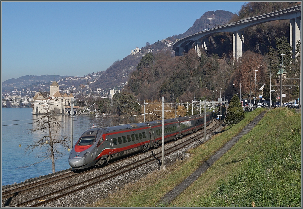Der FS Trenitalia ETR 610 012 ist als EC 32 von Milano nach Genève unterwegs und passiert kurz nach Villeneuve das Château de Chillon. Diese Leistung wurde bis zum Fahrplanwechsel von einem SBB ETR 610 /RABe 503 gefahren.

17. Januar 2022