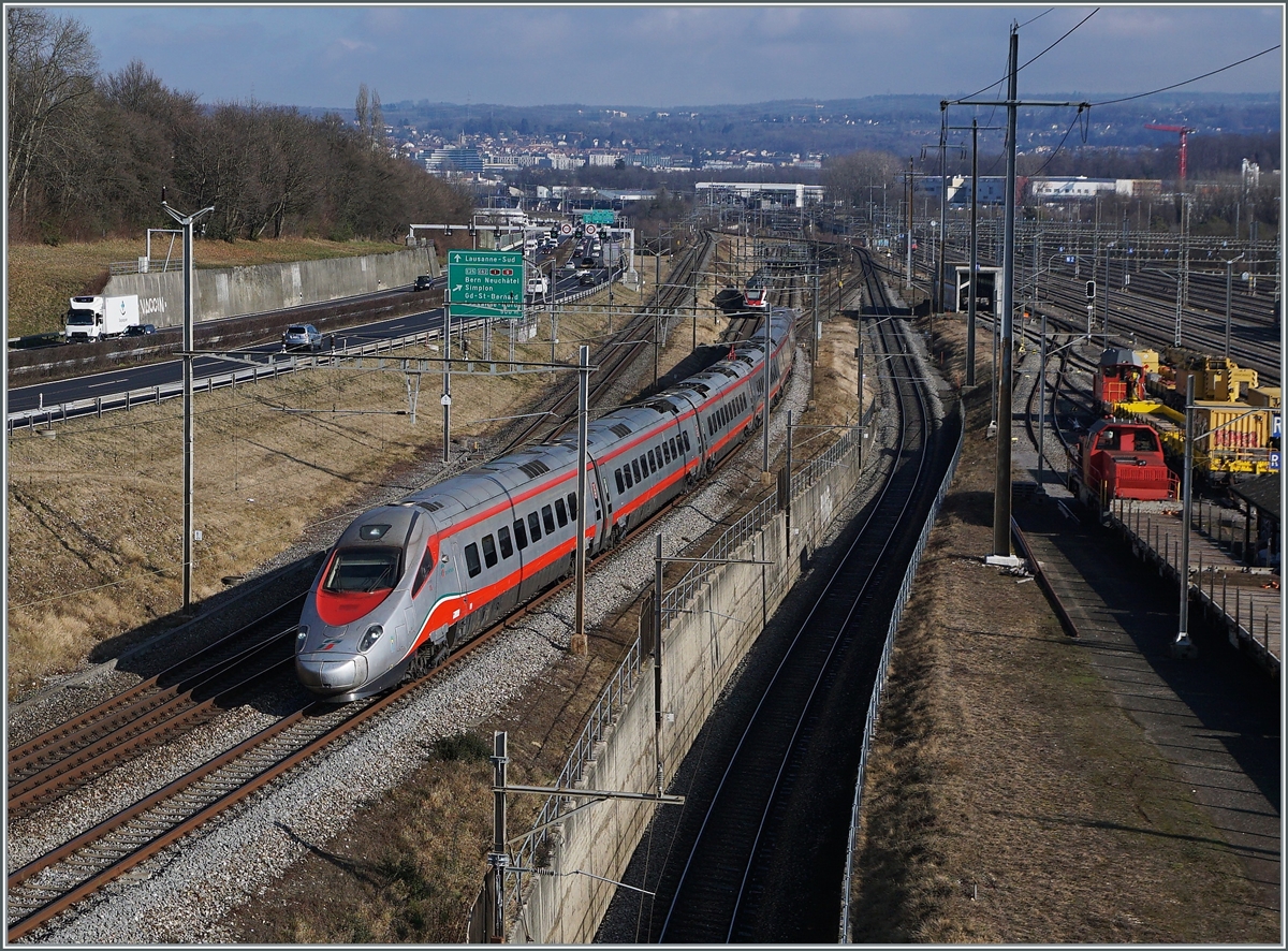 Der FS Trenitalia ETR 610 003 fährt kurz vor Denges-Ecahndens am Rangierbhanhof von Lausanne vorbei. Der Zug ist als Eurocity 32 auf dem Weg von Milano Centrale nach Genève Aéroport.

4. Februar 2022