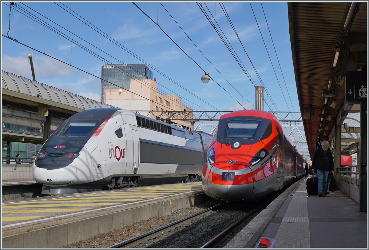 Der FS Trenitalia Freccia Rossa ETR 400 031 fährt als FR 6647 von Paris Gare de Lyon nach Lyon Perrache. Das Bild zeigt den elegantne Zug bim Halt in Lyon Part Dieu, dem einzignen Halt der Fahrt. Links im Bild ist ein inOui TGV Duplex Rame 264 zu sehen. 

13. März 2024