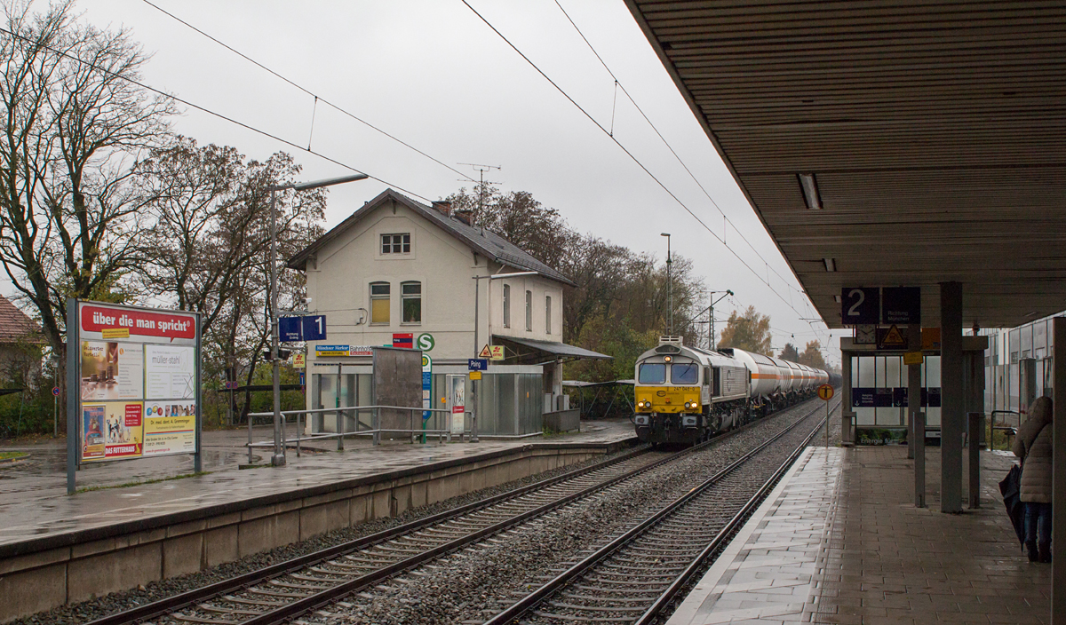 Der gemischte Sonntags-Güterzug aus München Nord Rbf nach Mühldorf - am 06.11.16 mit 247 049-0 bespannt - wurde bei schlechtem Novemberwetter in Poing im Bild festgehalten.