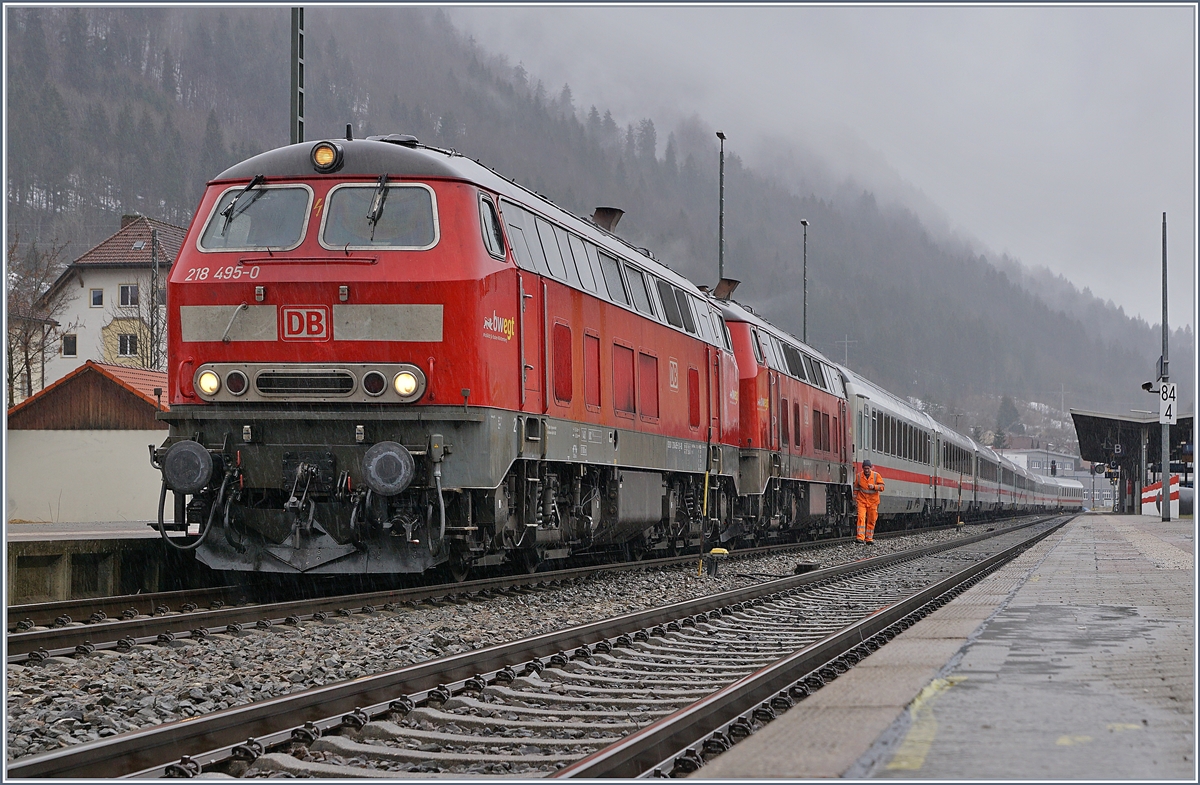 Der IC von Oberstdorf nach Dortmund wurde in Immenstadt von seinen beiden Zugloks (DB 218 495-0 und 439-9) für den Fahrtrichtungswechsel umfahren und wird nach der Bremsprobe für die Weiterfahrt bereit sein.


15. März 2019